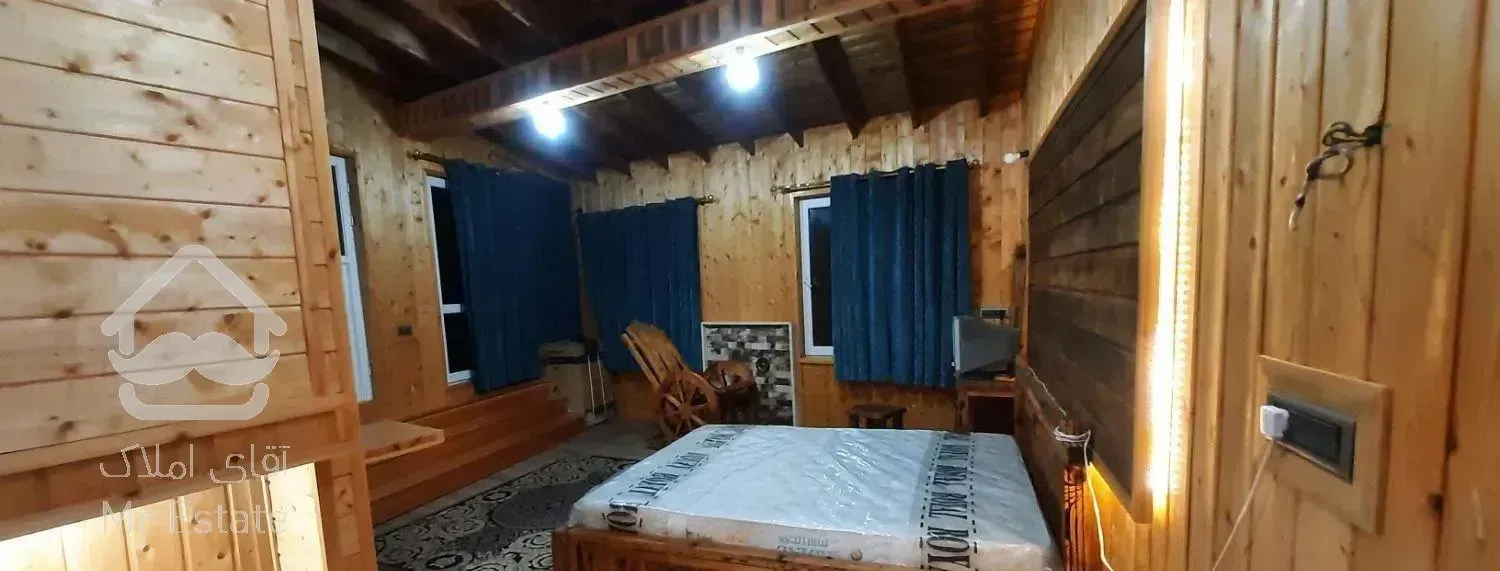 ویلا چوبی جنگلی با آبشار داخل سالن پذیرایی