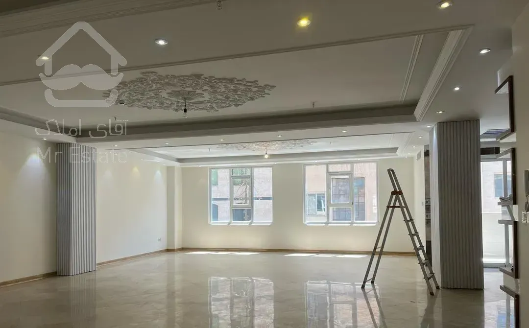 ۲۰۰ متر/پلان برتر/روبه آفتاب/۲ پارکینگ سندی