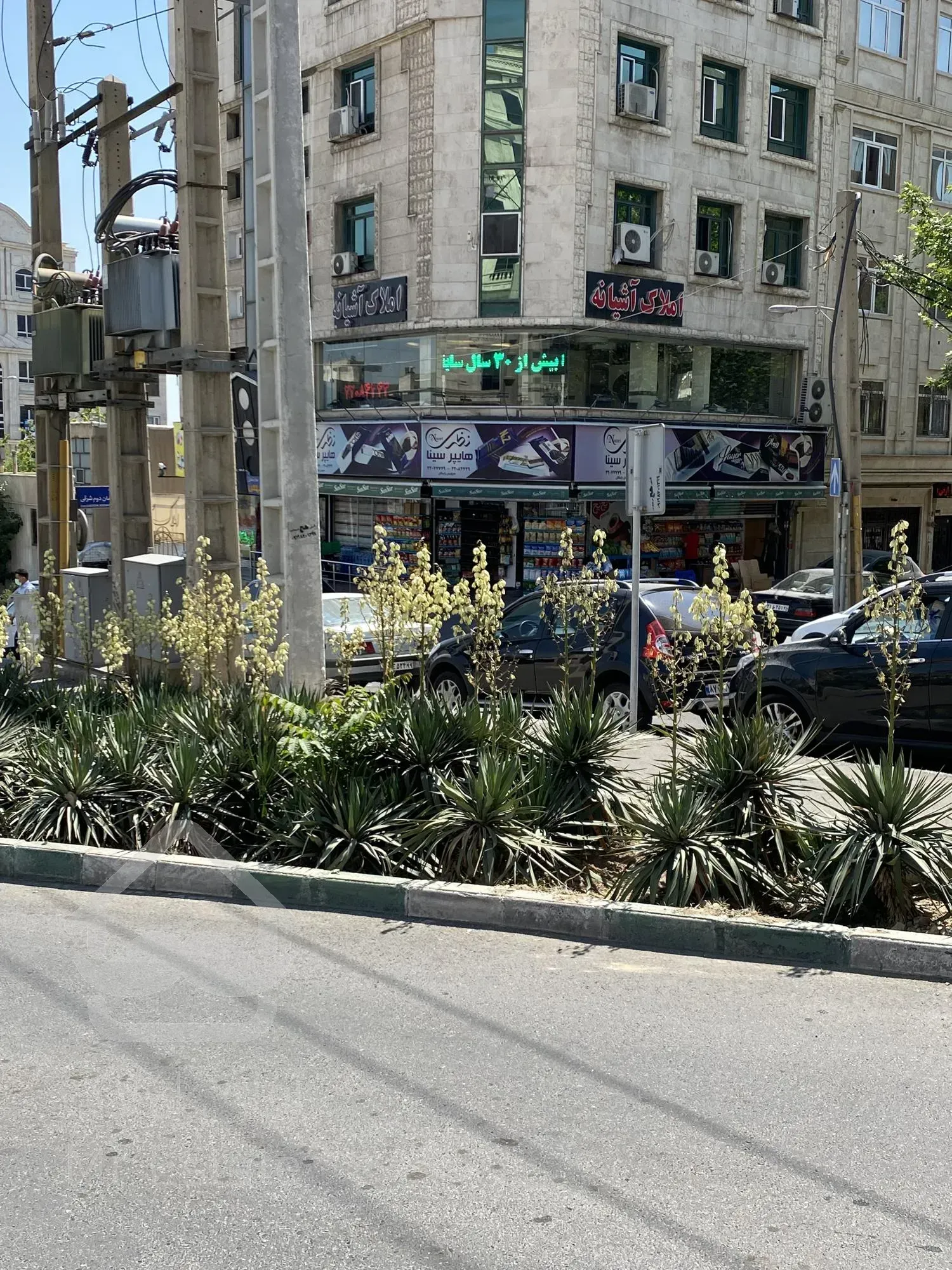 مغازه ۹۰ متر دو نبش -بر اصلی و شاه راه سعادت آباد