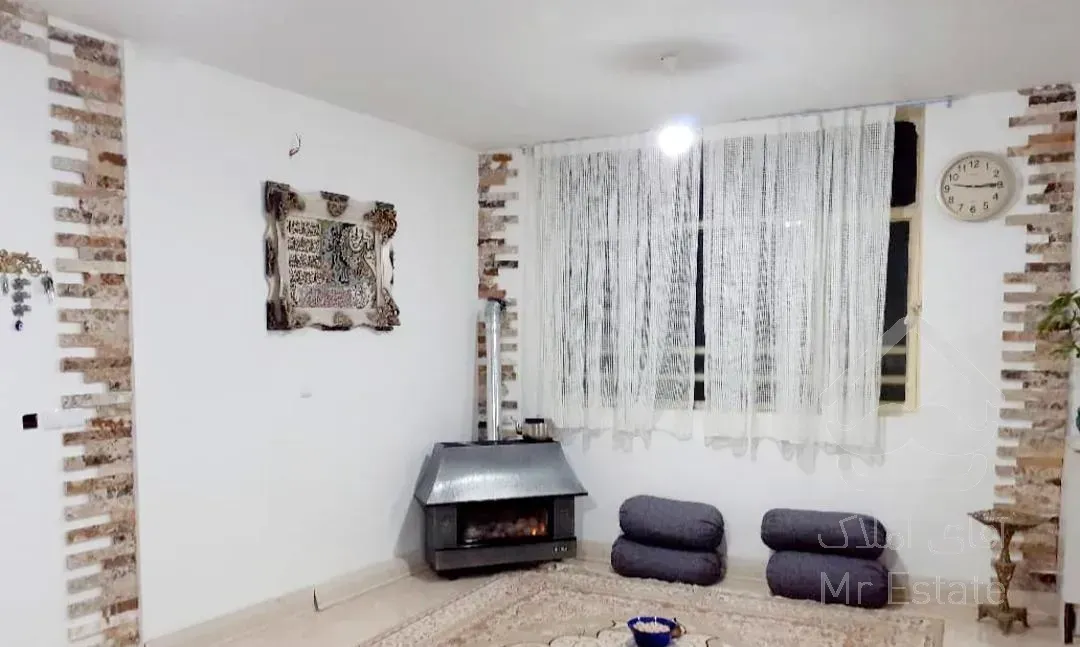 یک ساختمان ۳ طبقه مجزا  با یه زیر زمین بزرگ