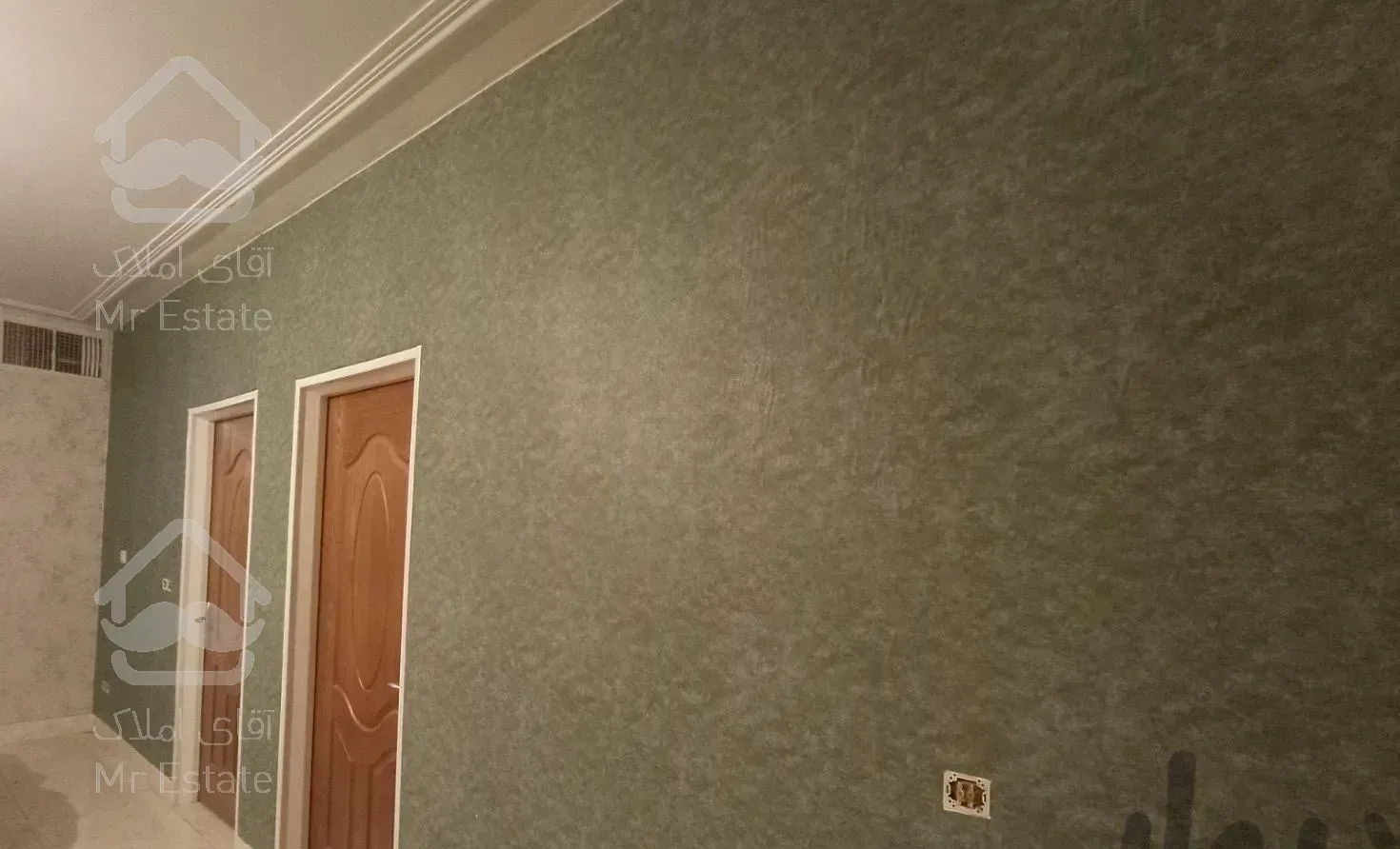 نصب کاغذ دیواری و رنگ آمیزی ساختمان