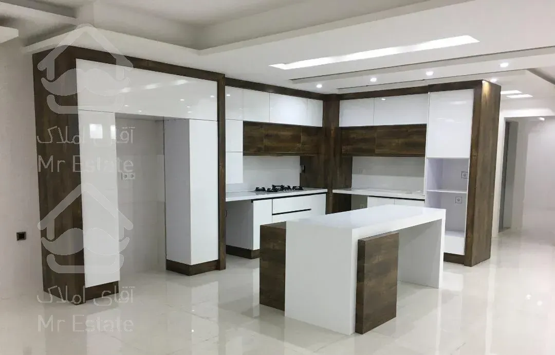 آپارتمان خ برند غربی ۲ پارکینگ سندی ۴ عدد کولر