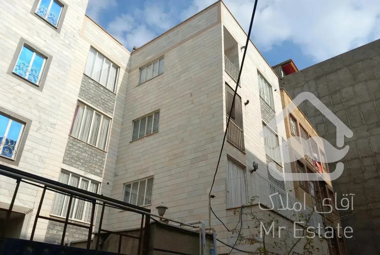 اپارتمان ۱۰۰متری طبقه دوم با پارکینگ اختصاصی