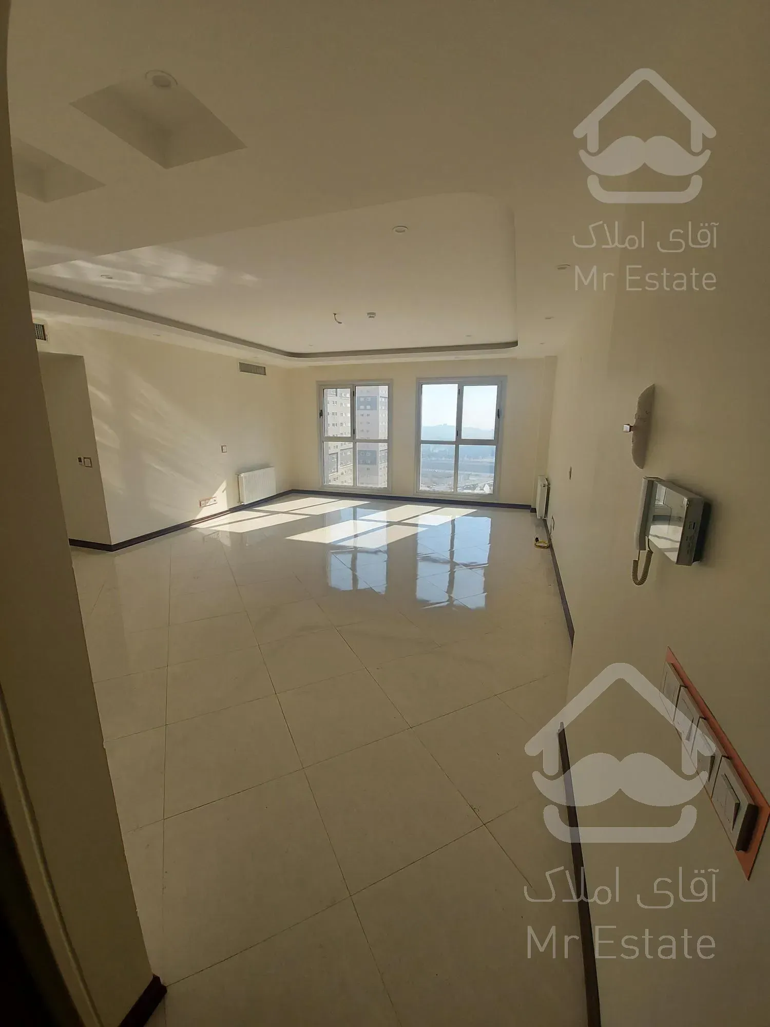 ۱۱۹ متری دریاچه با تراس سر تا سری