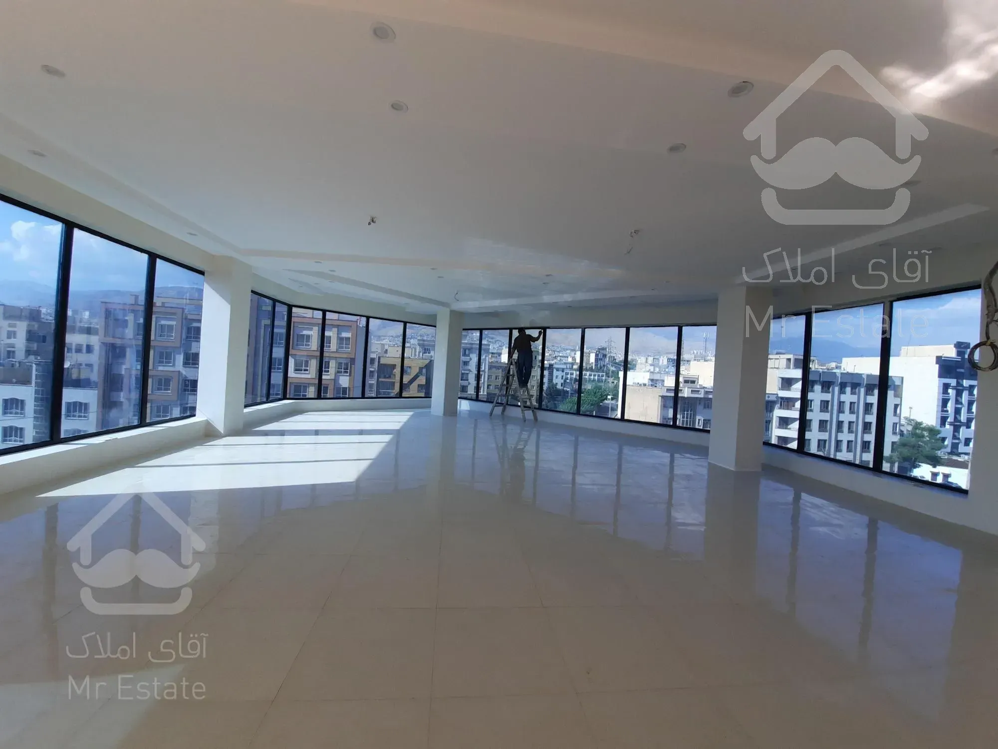 فروش فوری/ ۲۰۰ متر / بر فلکه دوم صادقیه / تک واحد