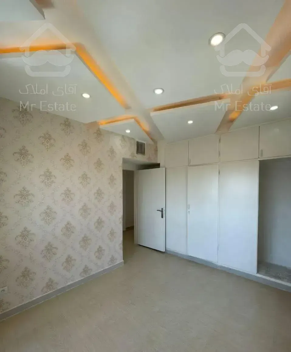 160متری فول  در میدان استقلال