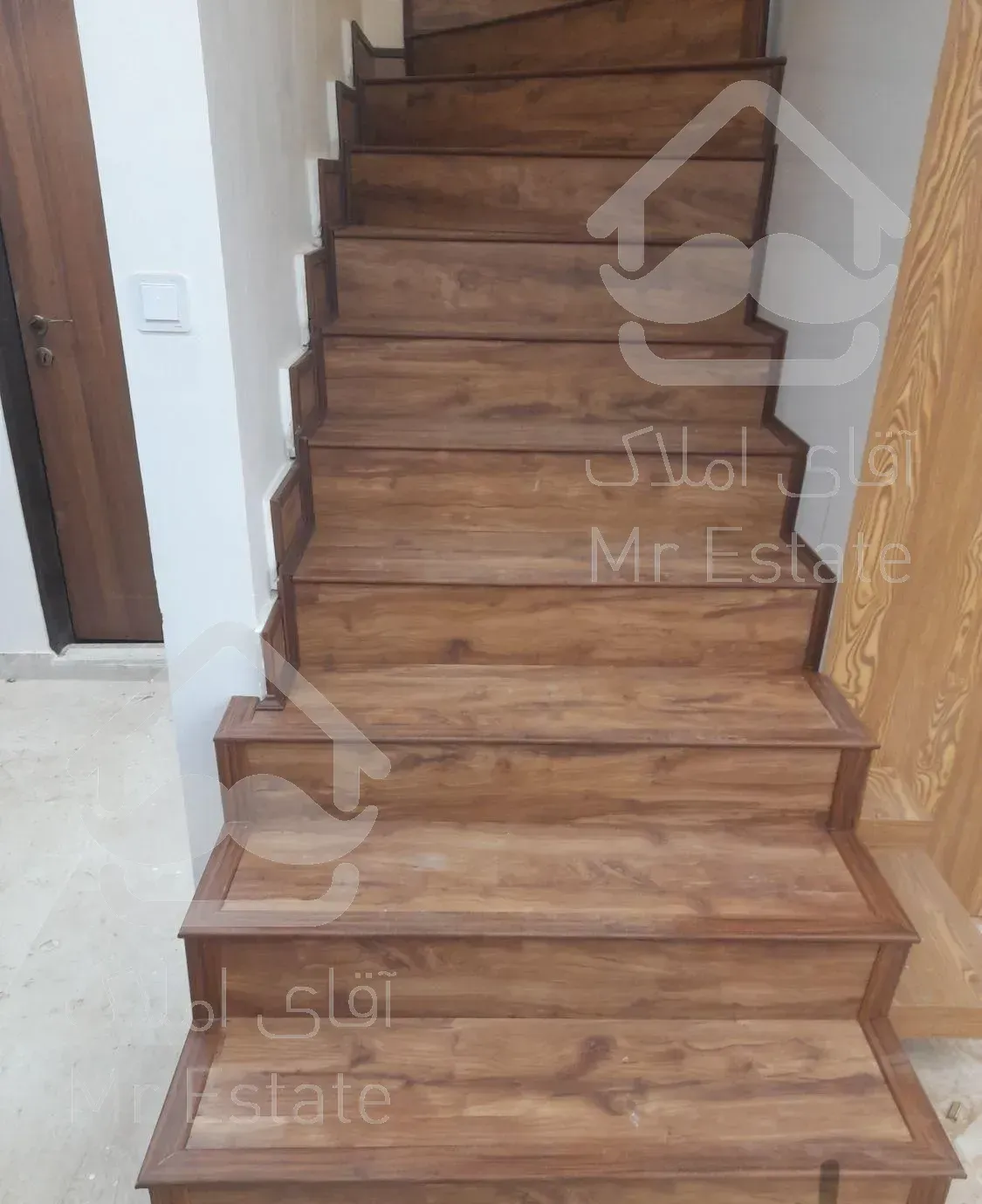 نصاب حرفه ای نصب  پارکت قرنیز کفپوش وتعمییرات