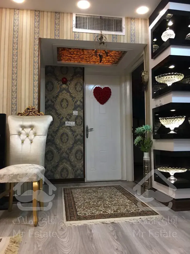 فقط زوج جوان طبقه ي دوم نوساز دو اتاق خواب  آسانسور  پاركينگ  انباري بالكن  شوفاژ پرده  لوستر  مجهز به دوريين مدار بسته