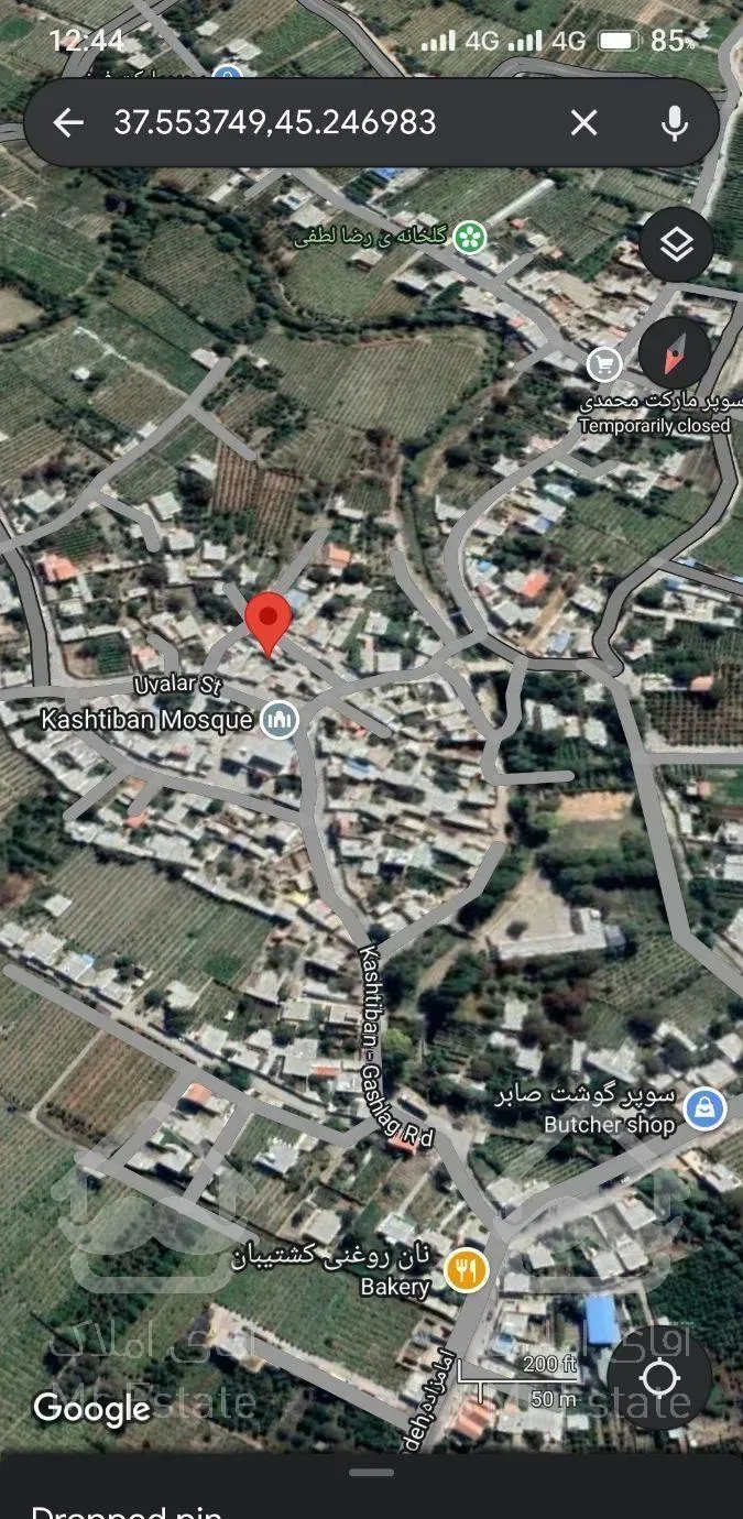 زمین حیاط دیوار کشیده شده