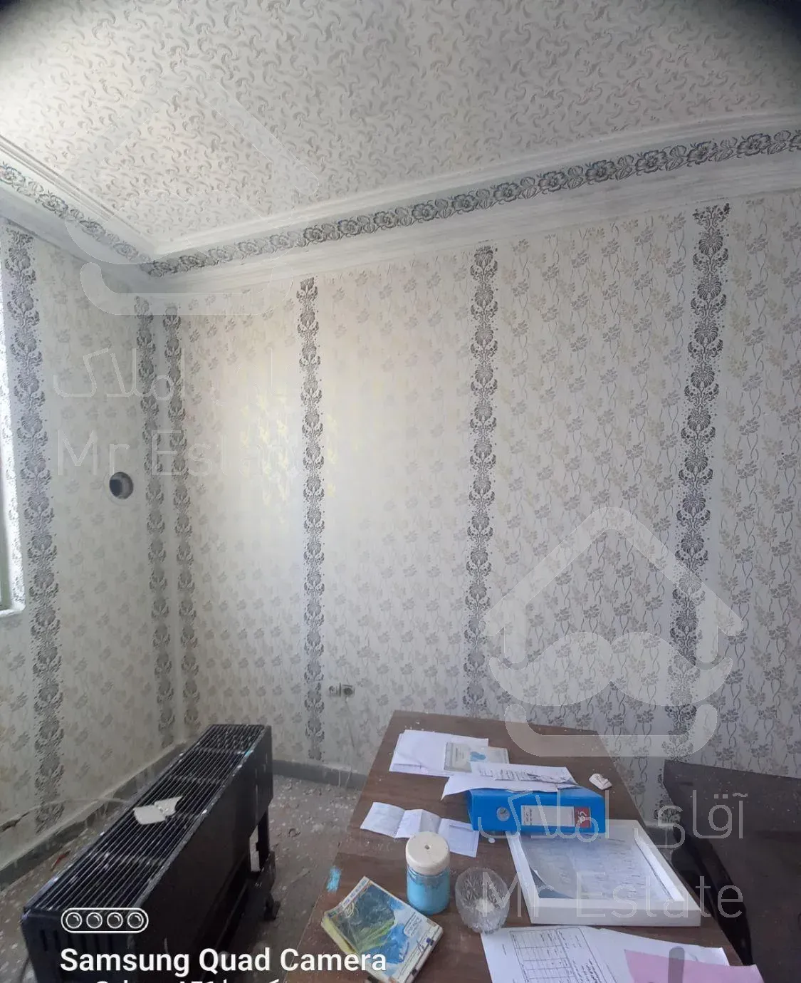 اجرای طرح کاغذ دیواری با اکیب حرفه ای