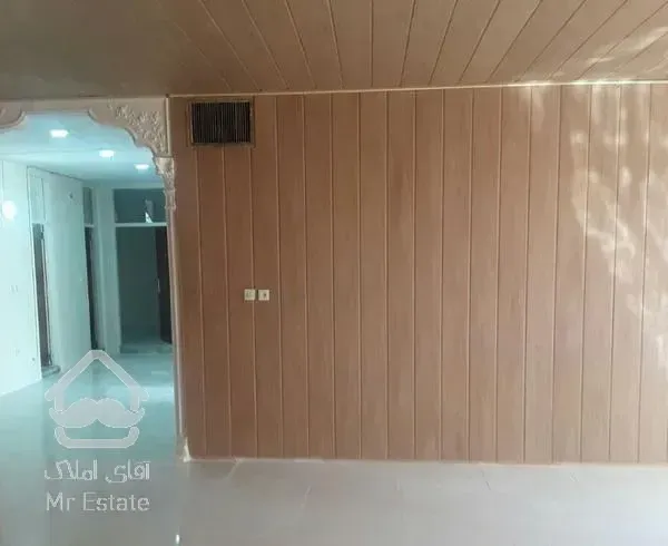 آپارتمان دارای سه اتاق و یک حال و یک پذیرایی زیبا