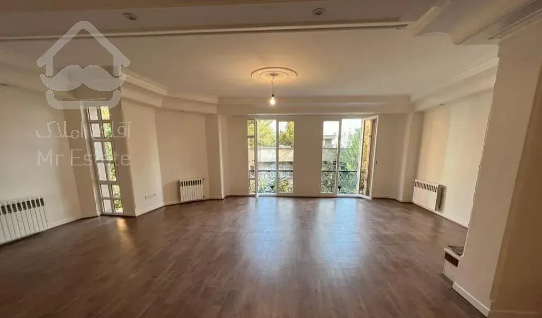 145 متر شمال کاخ