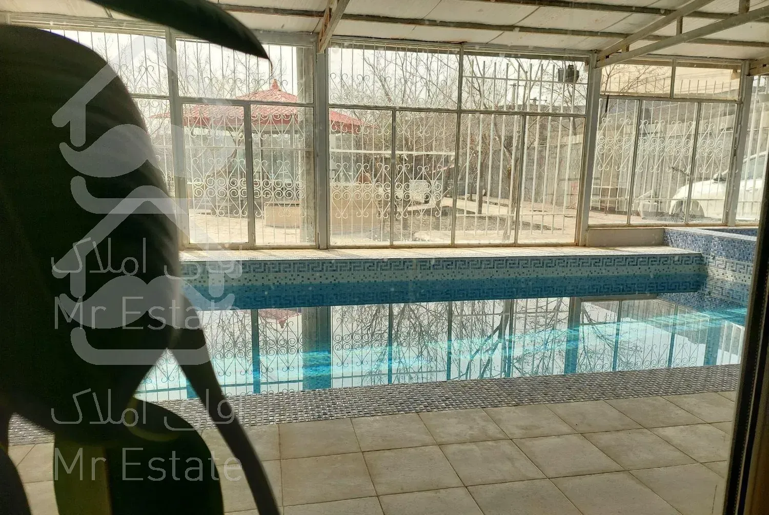 ویلا نوساز با استخر اب گرم سرپوشیده ، داخل شهر