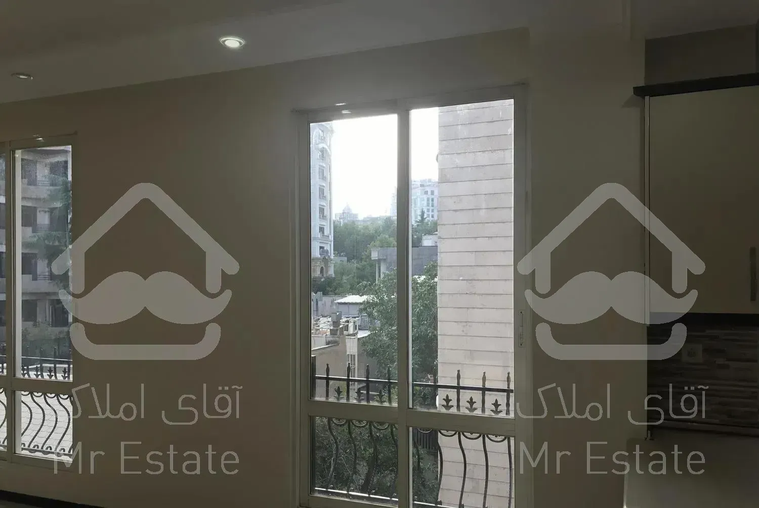 93متر غرق در نور / دسترسی مناسب باغ فردوس