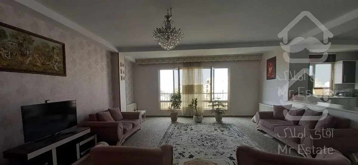 آپارتمانی با ویوی آزاد  در خیابان اصلی فاز ۵ .