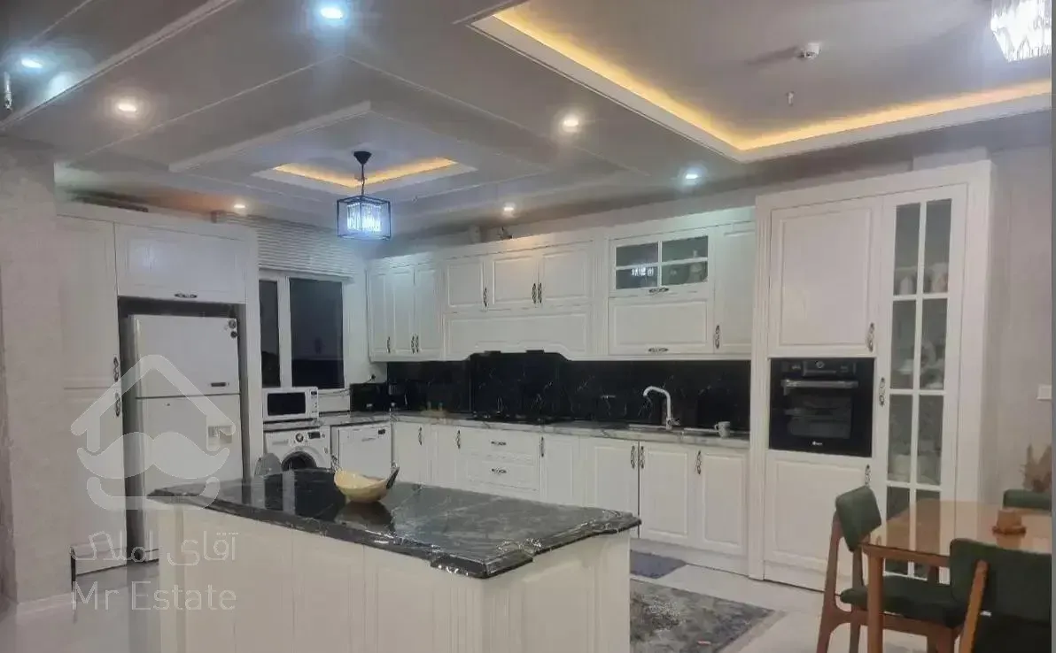 ۱۲۰ متری صفر/ غرق نور/ سازه بی نظیر/ لادن