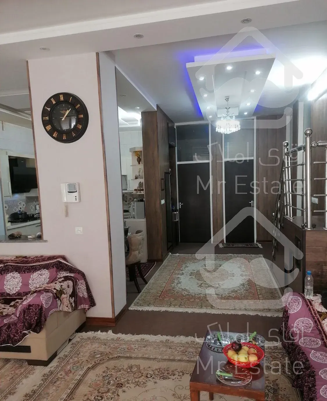 خانه دو طبقه درب از حیاط