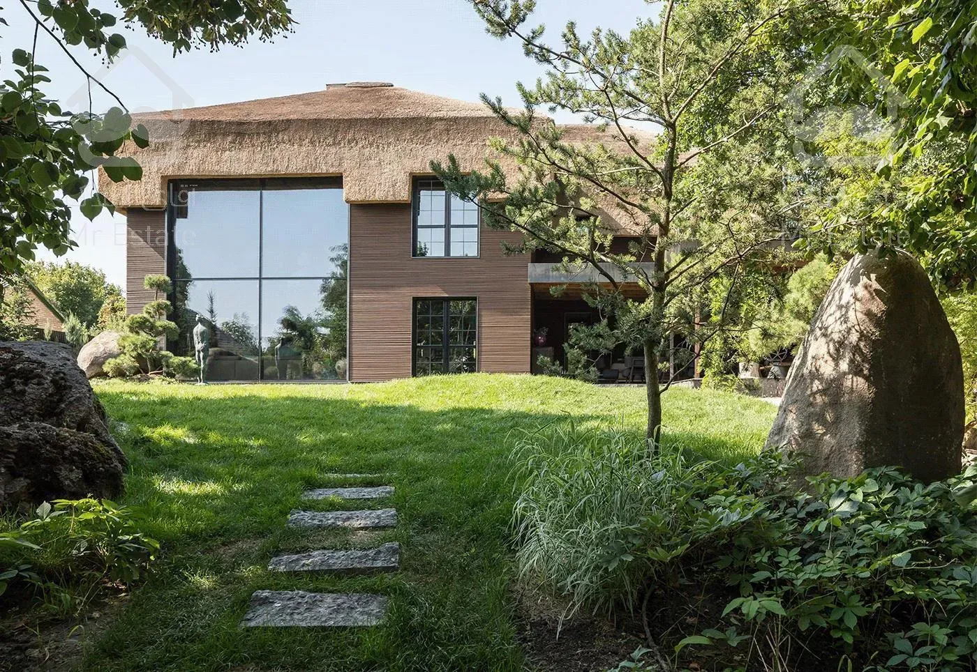 فرمانیه ثروتی، ۹۲۰ متر ویلای لوکس نوساز