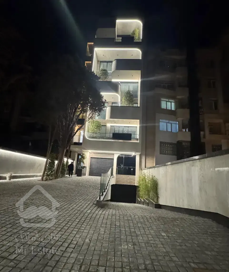 ۱۵۰متری/۲پارکینگ/رو‌به افتاب/سازه لوکس/اعیان نشین