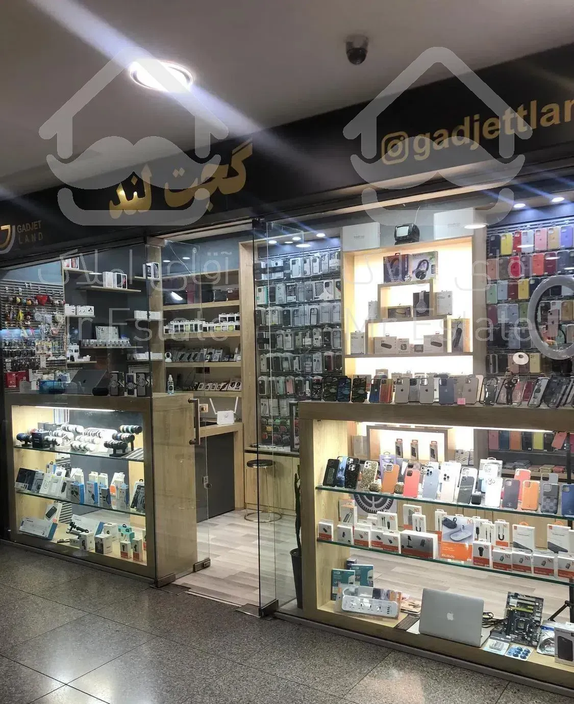 مغازه تجریش ،تندیس ١٦ متر