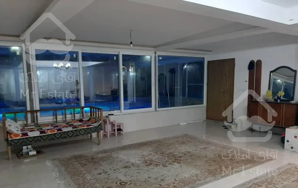 ویلا نوساز با استخر اب گرم سرپوشیده ، داخل شهر