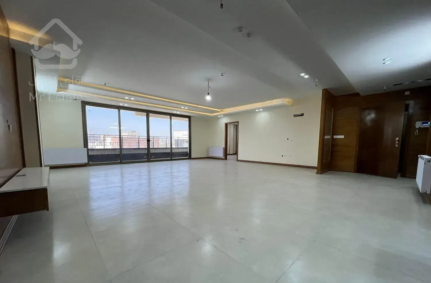 آپارتمان ۲۰۰ متری تک واحدی سه طرف نور خیابان تالار