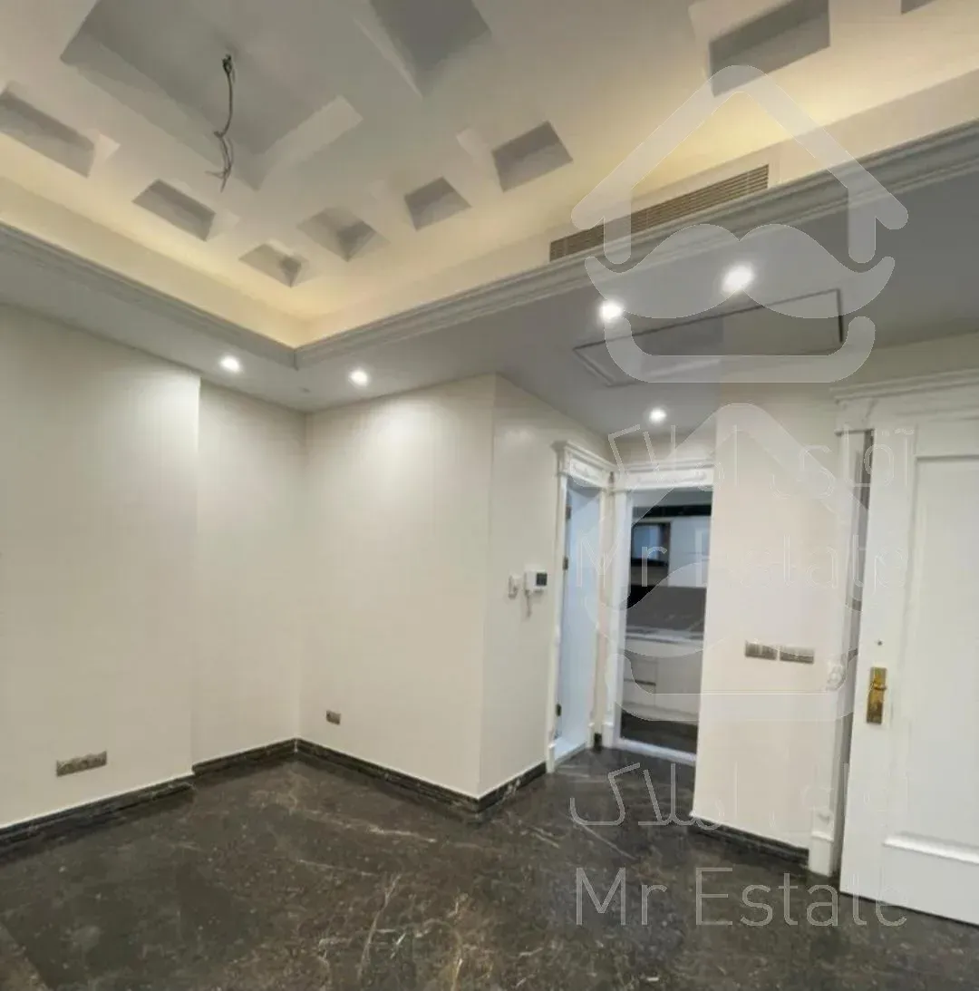 ۹۰۰ متر اداری با ۳۰ عدد پارکینگ