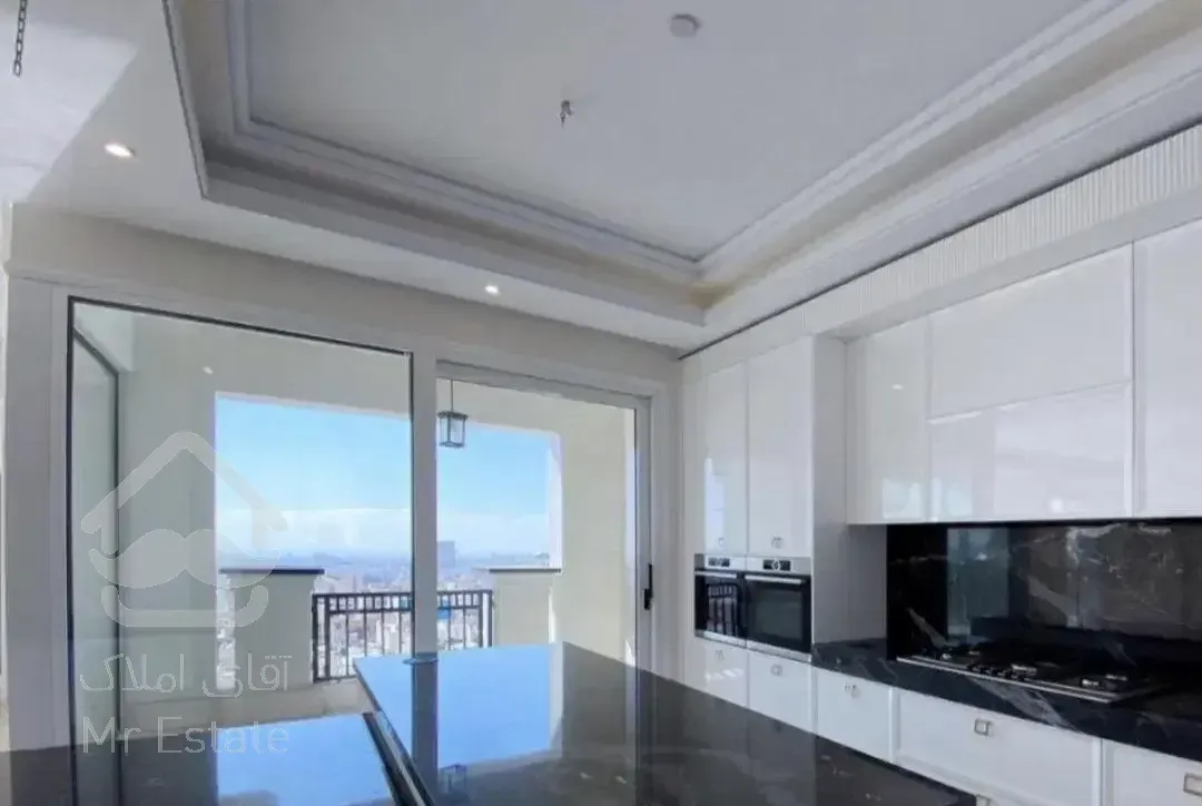 پنت ۴۲۰ متری با روف گاردن شخصی در دل فرمانیه شرقی