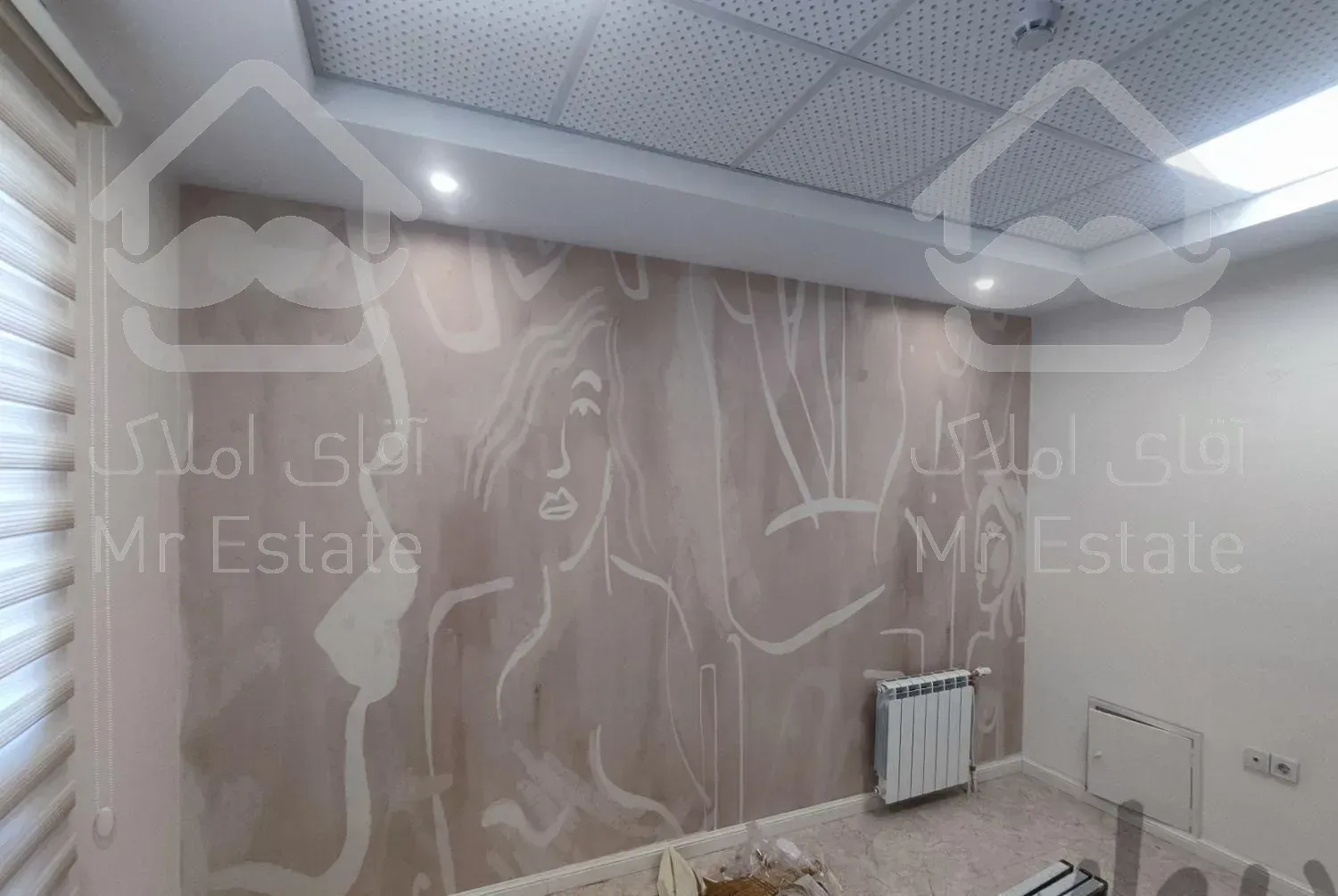 شاگرد برای نصب کاغذ دیواری