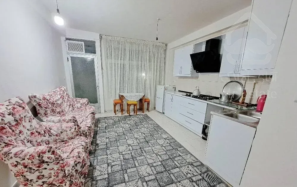 درمرکزشهر تمیز ودارای پارکینگ