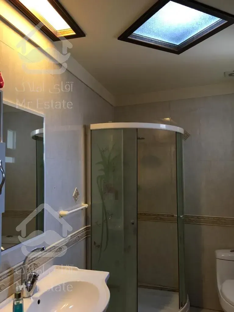 ۲۱۰ نیاوران ، غرق در نور