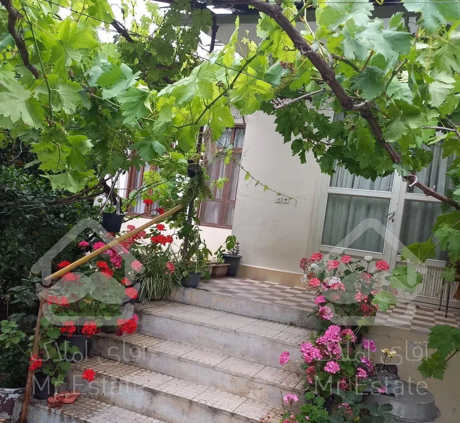 خانه باغ با وسایل زندگی، روستای وسطی کلا قائمشهر