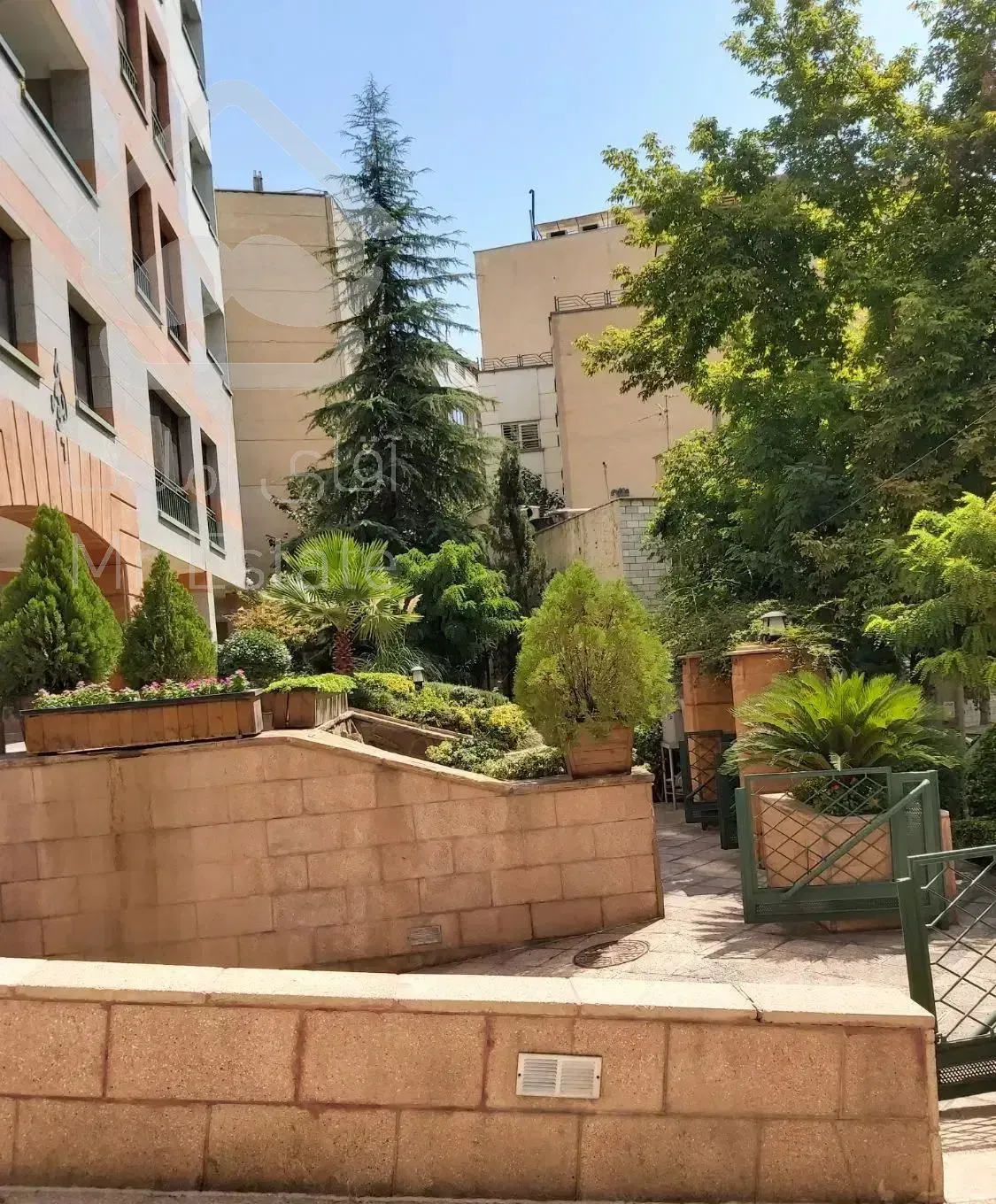 نیاوران ۱۷۰ متر ۳ خواب ۳ پارکینگ فول امکانات
