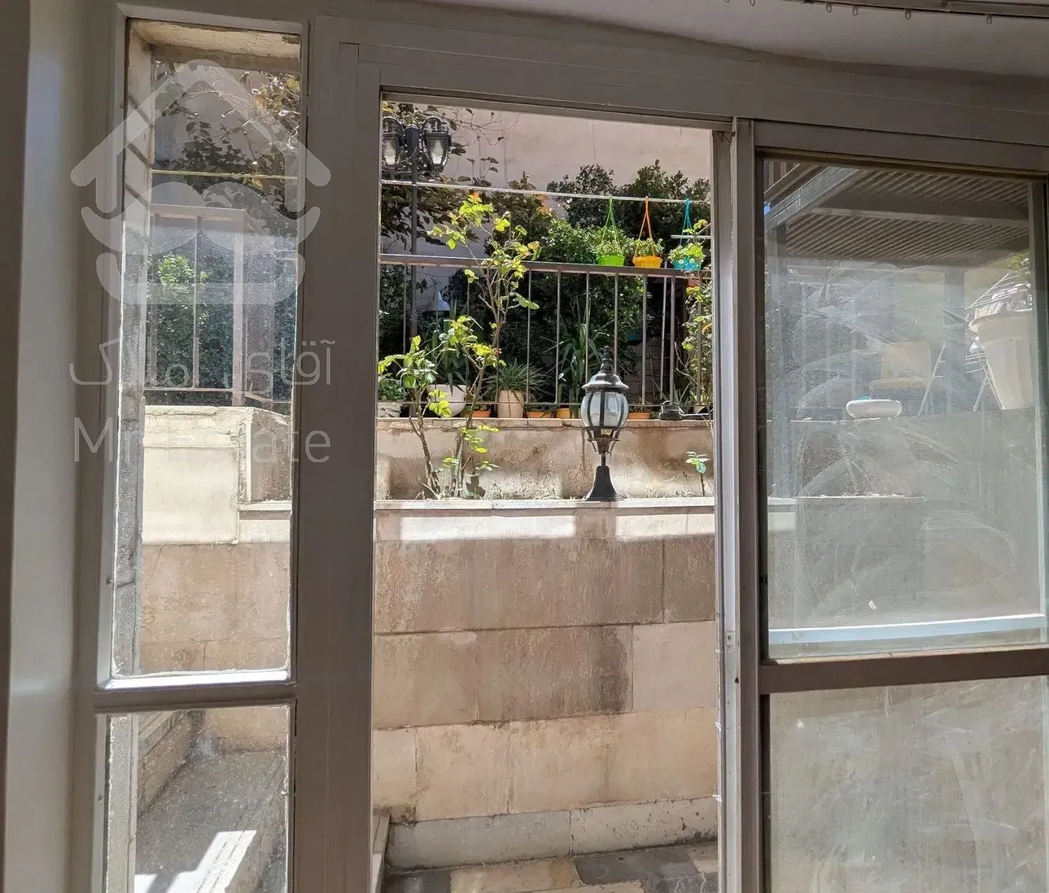 زیرهمکف ۷۵متر جنوبی مشرف به حیاط مشجر ویلایی ۱خواب