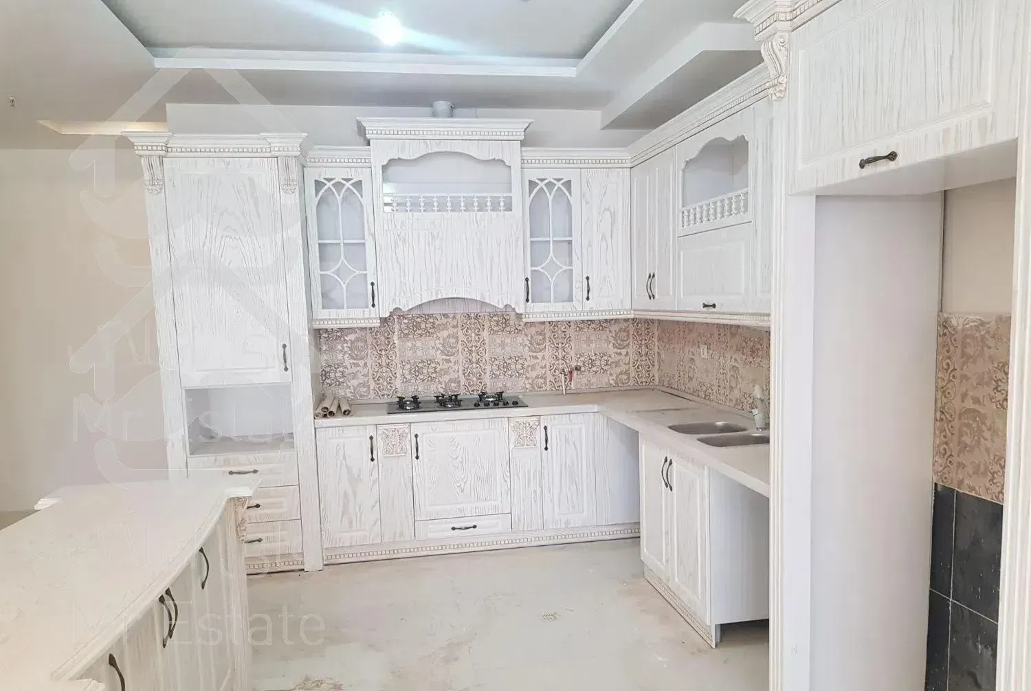 واحد ۱۳۰ متری فول امکانات