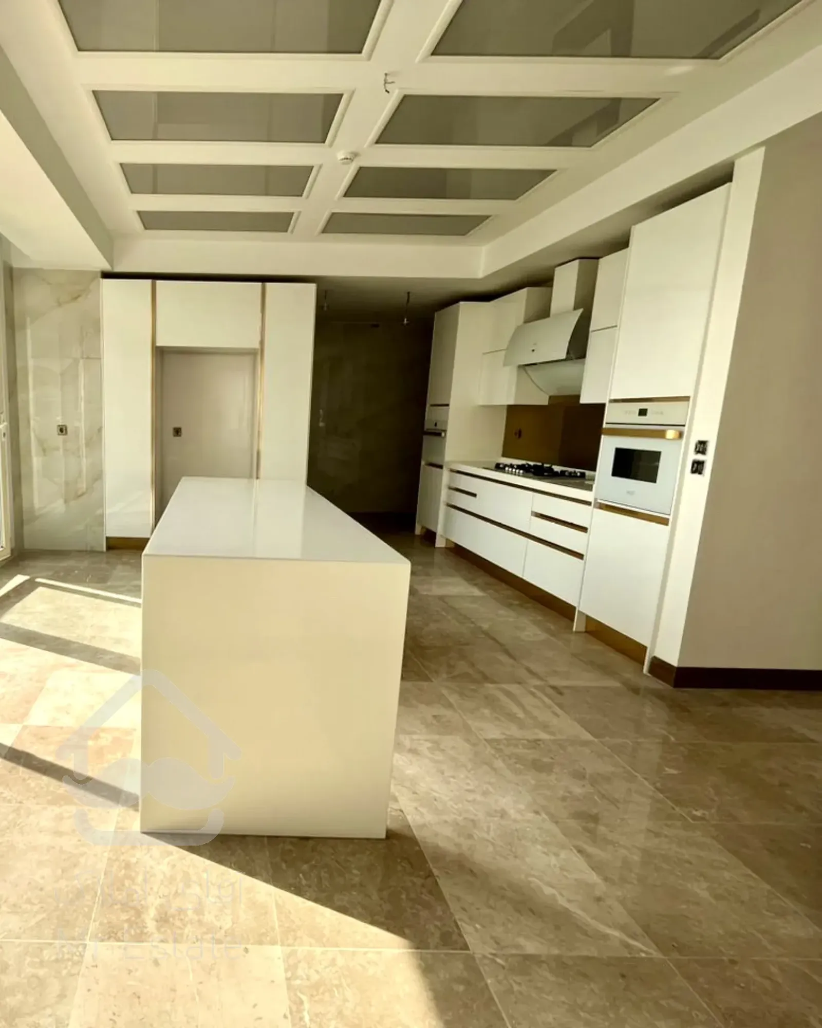 270 متر تراس قابل چیدمان ۴ خ فرمانیه