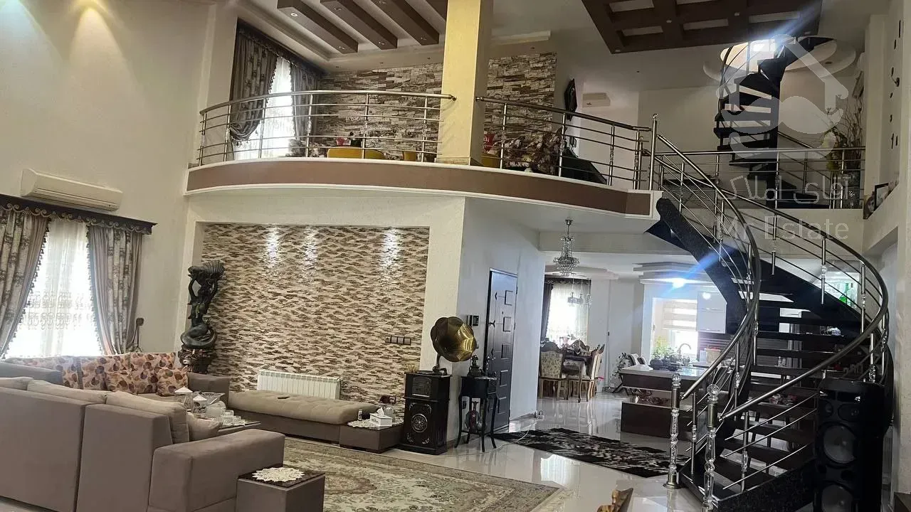 آپارتمان ویلا سه واحدی شیک مبله با پارکینگ وانباری ودسترسی عالی به دریا در منطقه خوب چالوس