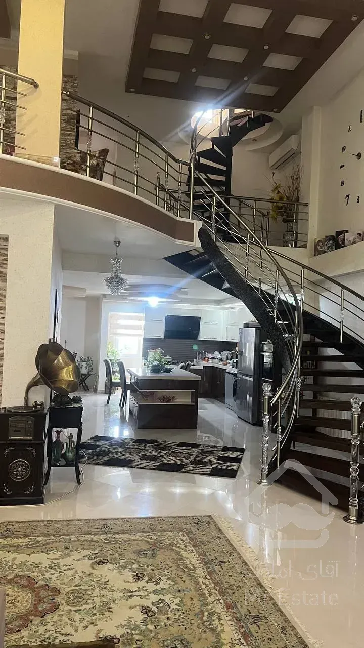 آپارتمان ویلا سه واحدی شیک مبله با پارکینگ وانباری ودسترسی عالی به دریا در منطقه خوب چالوس