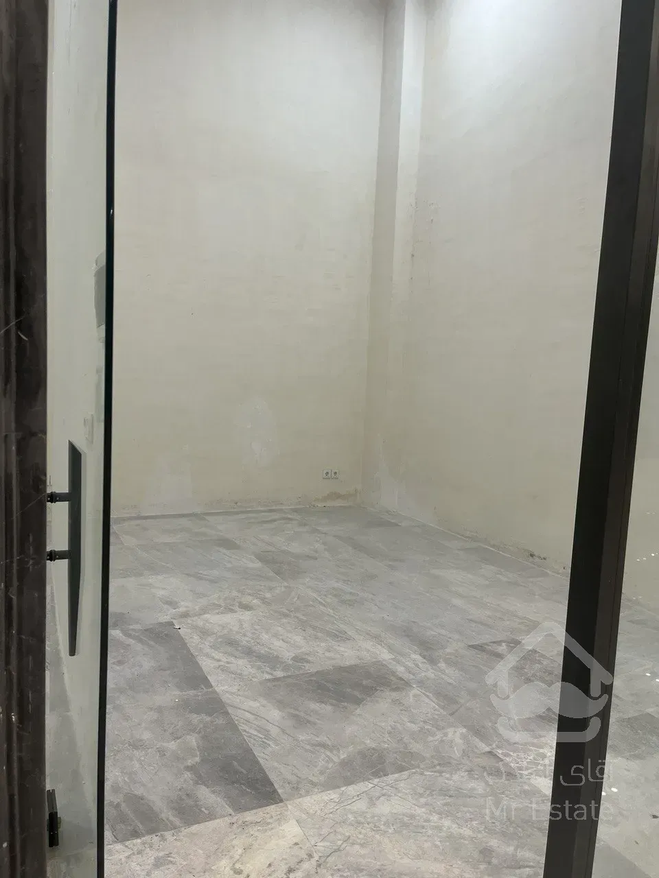 فروش مغازه 40 متری دو بر در رونیکا مال پاسداران همراه با سند تک برگ تجاری