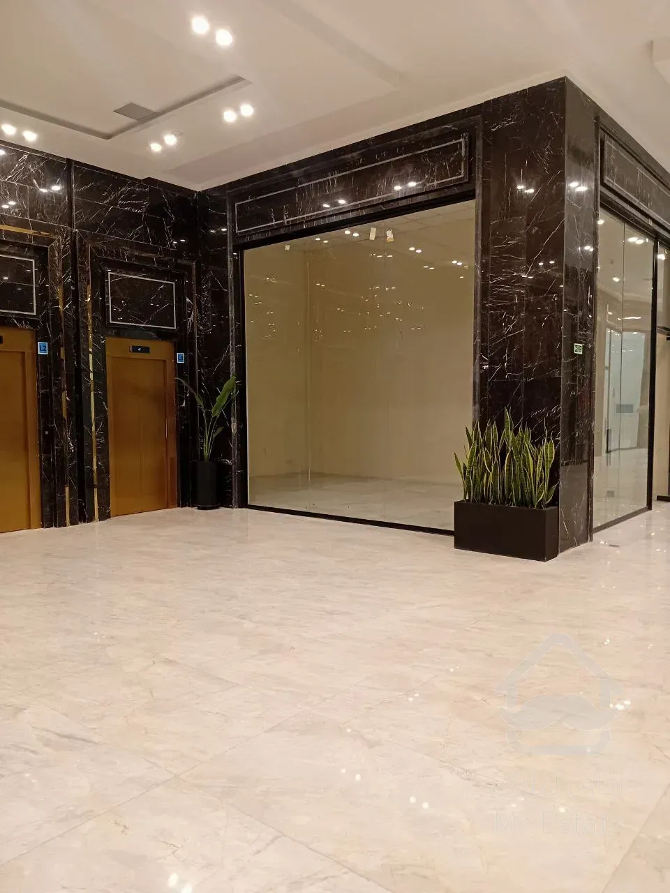 رهن و اجاره واحد تجاری 20متری در مرکز رونیکا مال هروی