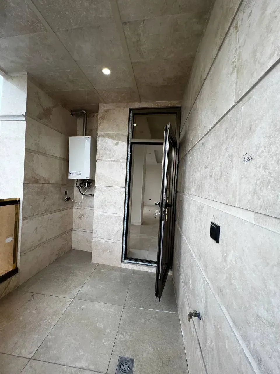 فروش دو باب مغازه به همراه برج 5 طبقه در رونیکا پالاس سئول