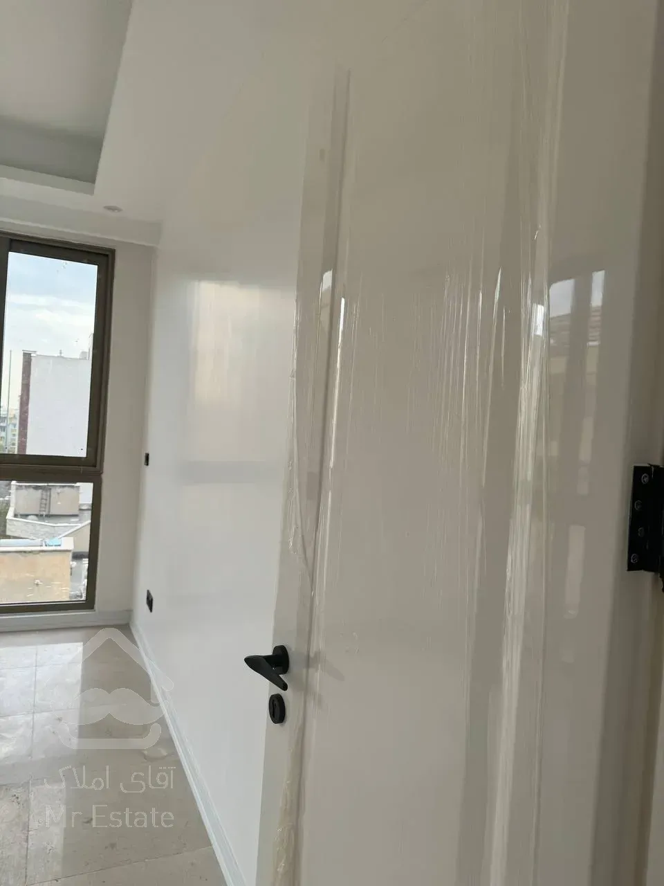 فروش ساختمان 5 طبقه تک واحدی به همراه 2 باب مغازه تجاری به صورت یکجا به فروش میرسد