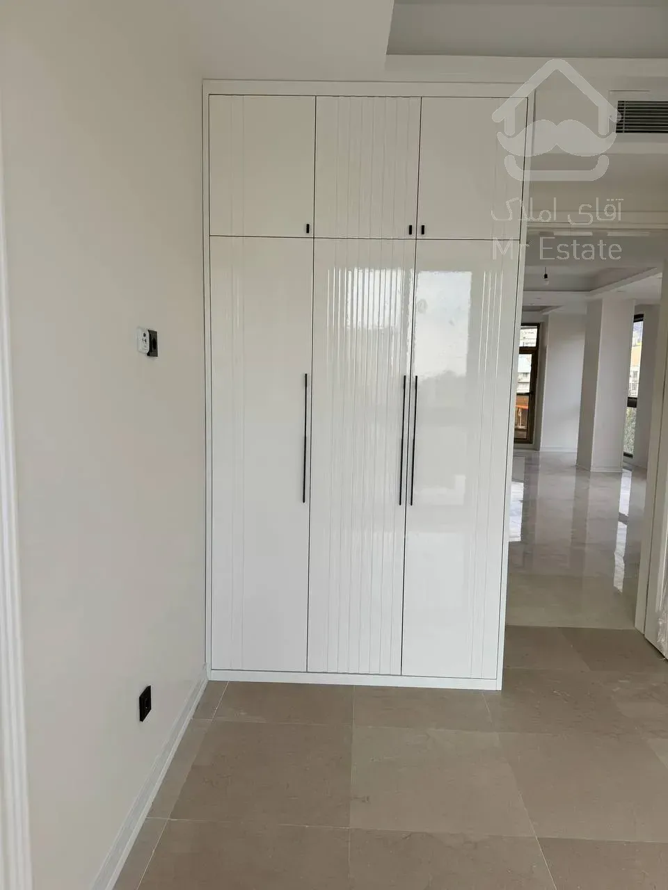 فروش ساختمان 5 طبقه تک واحدی به همراه 2 باب مغازه تجاری به صورت یکجا به فروش میرسد