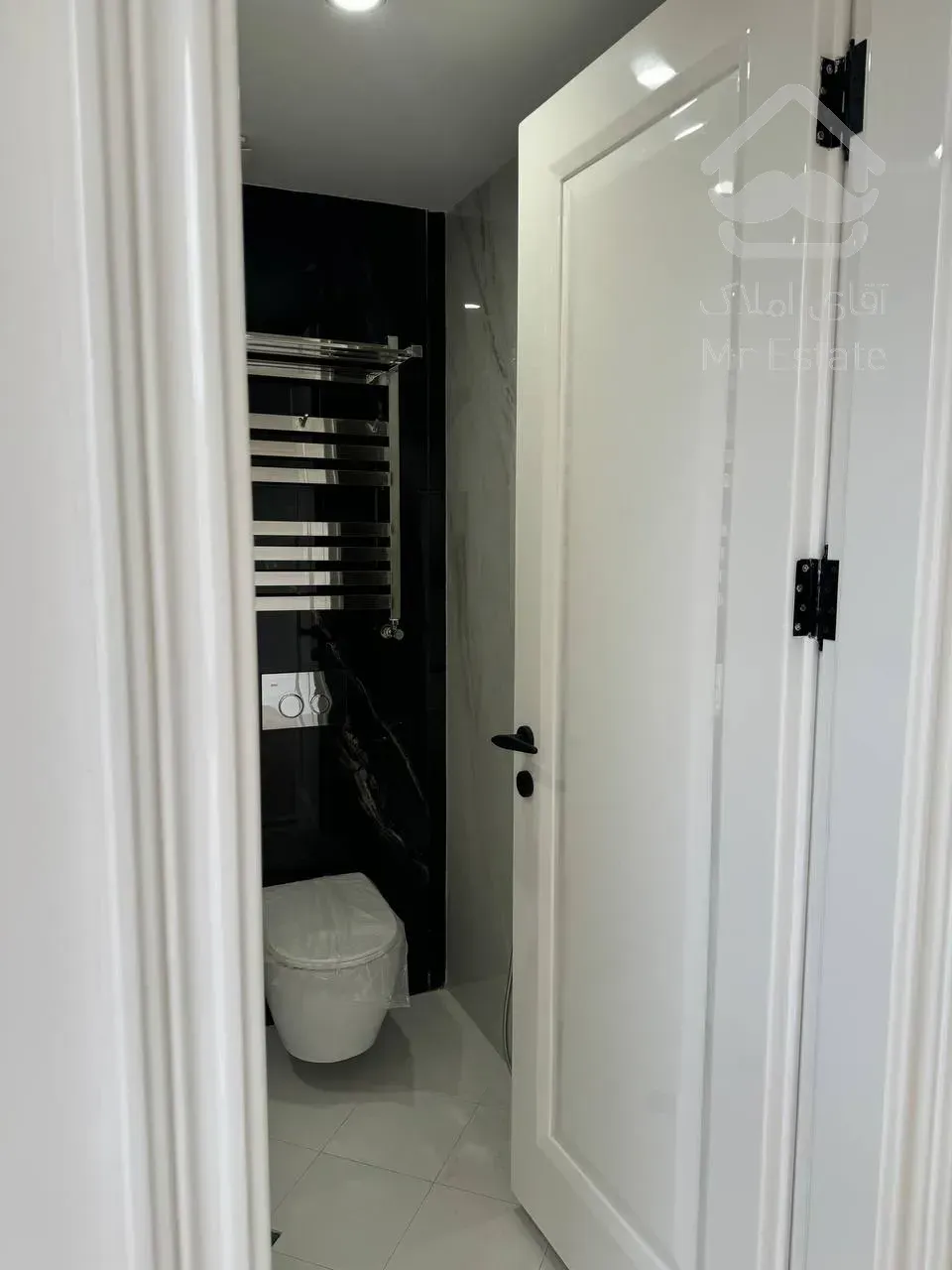 فروش ساختمان 5 طبقه تک واحدی به همراه 2 باب مغازه تجاری به صورت یکجا به فروش میرسد