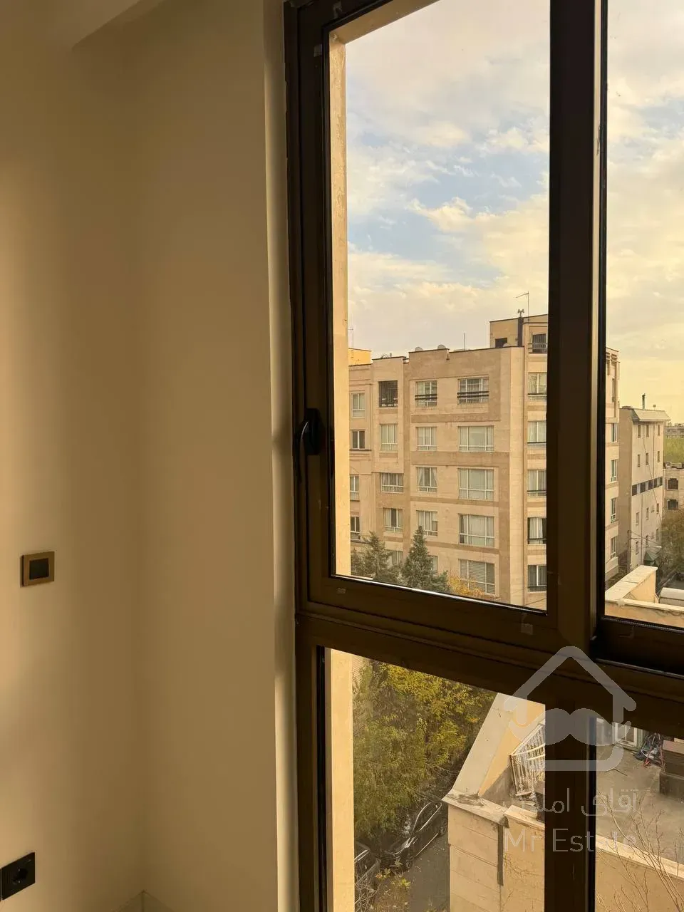 فروش ساختمان 5 طبقه تک واحدی به همراه 2 باب مغازه تجاری به صورت یکجا به فروش میرسد