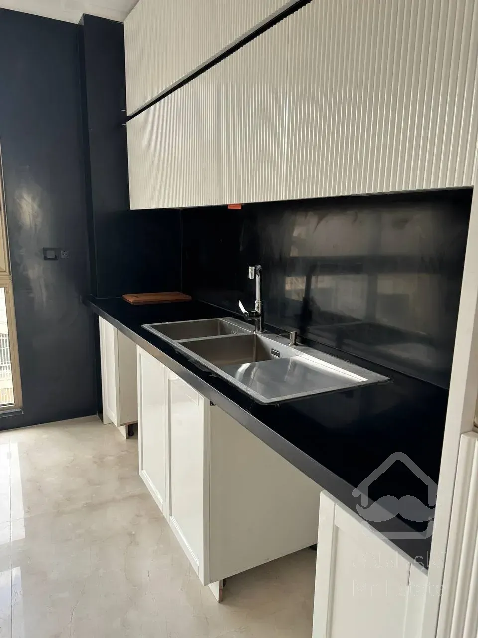 فروش ساختمان 5 واحد مسکونی و 2 باب تجاری