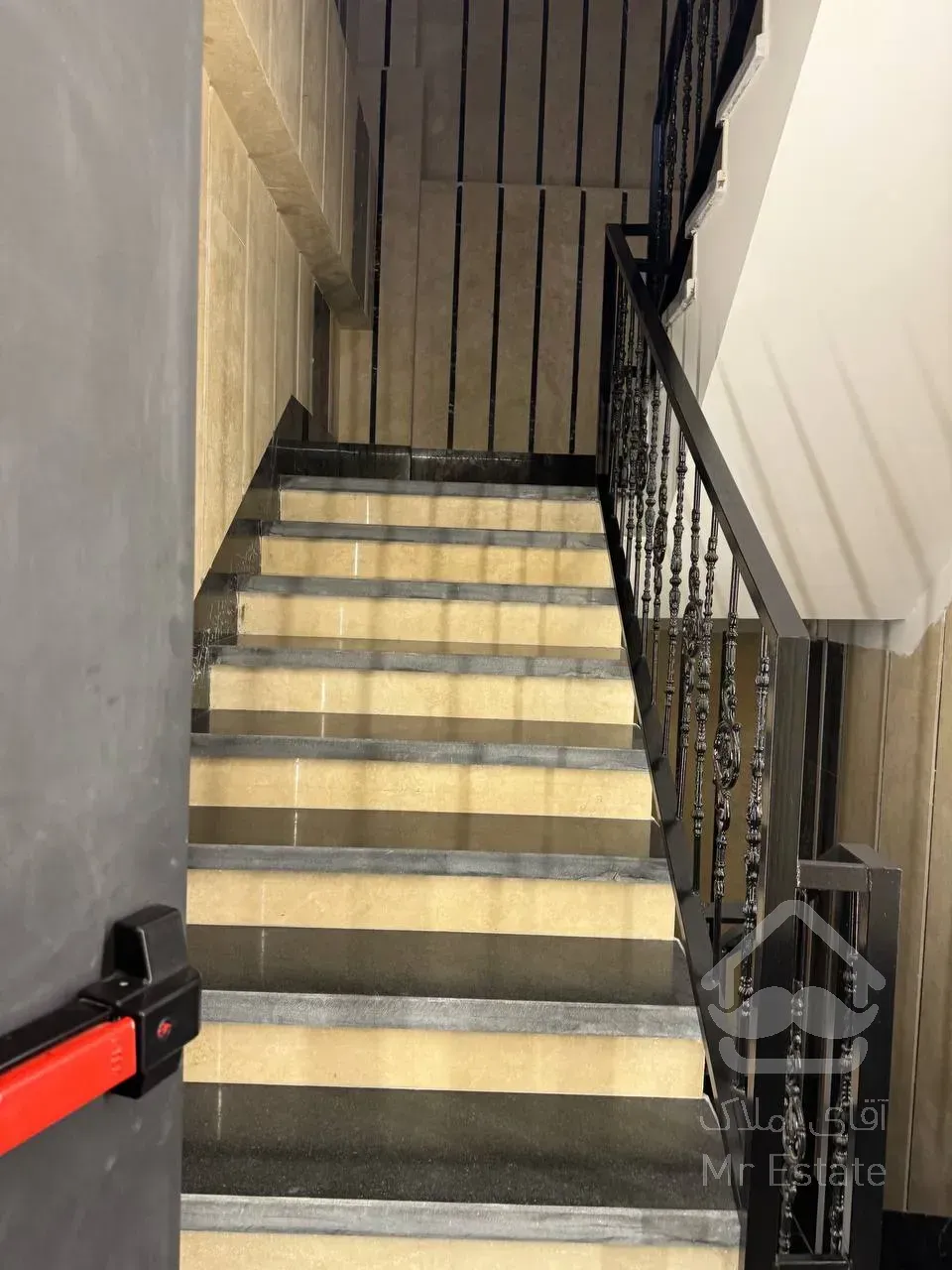 فروش یکجا اپارتمان 5 طبقه مسکونی لوکس به همراه 2 باب مغازه