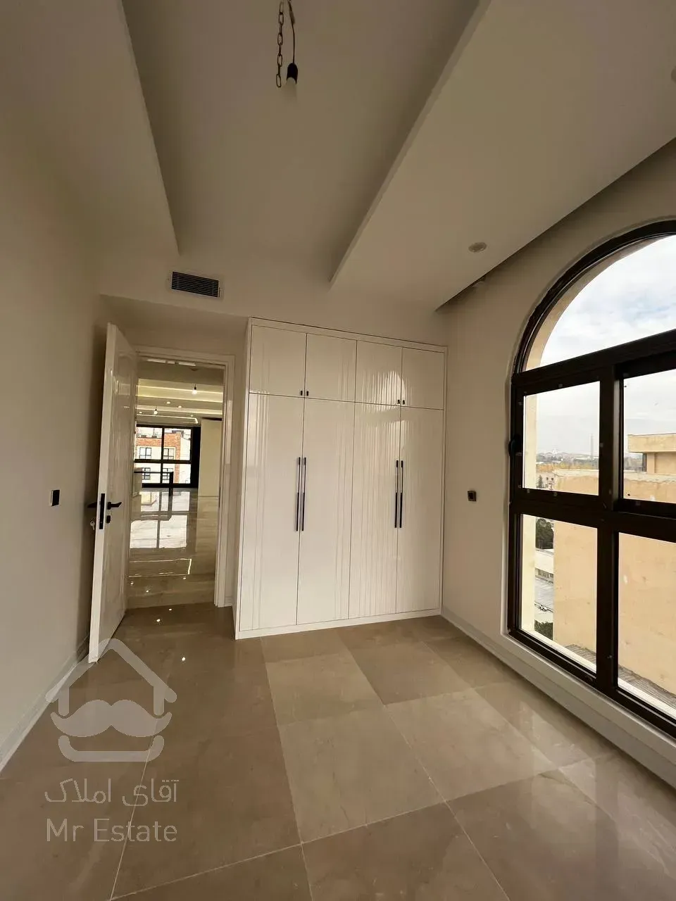 فروش اپارتمان اکازیون همراه با 2 واحد تجاری