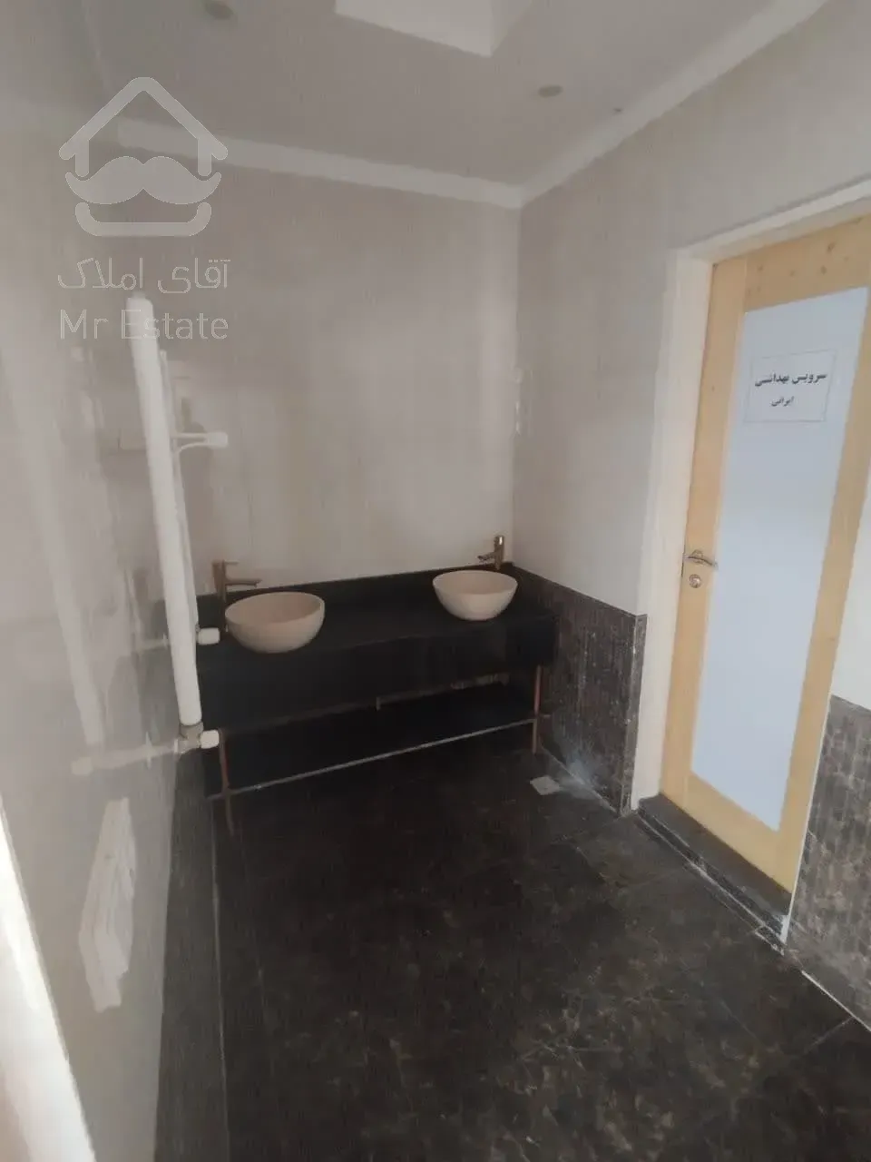 اجاره موقعیت اداری       240 متر      میرزای شیرازی