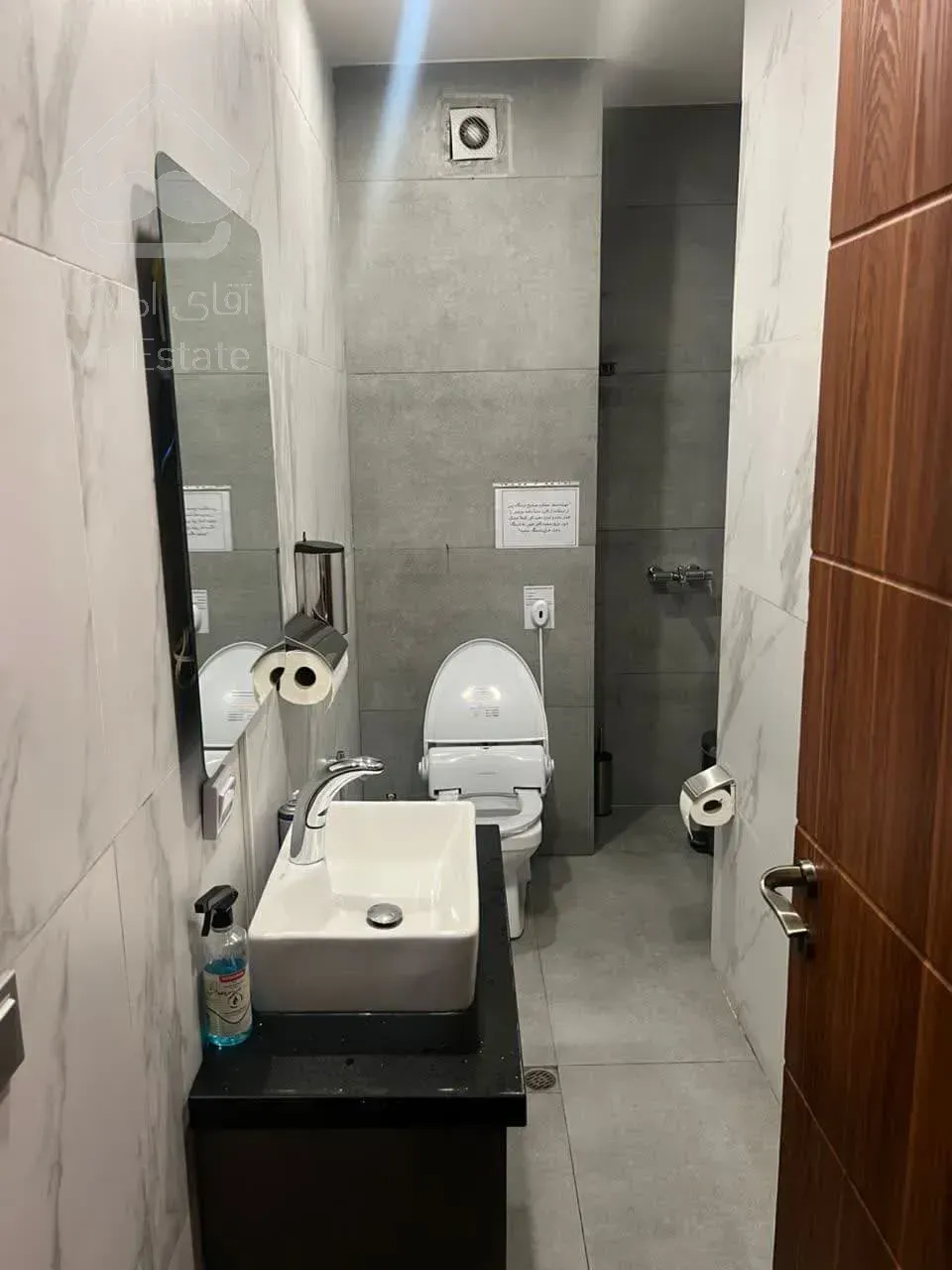 اجاره موقعیت اداری        200 متر        بخارست